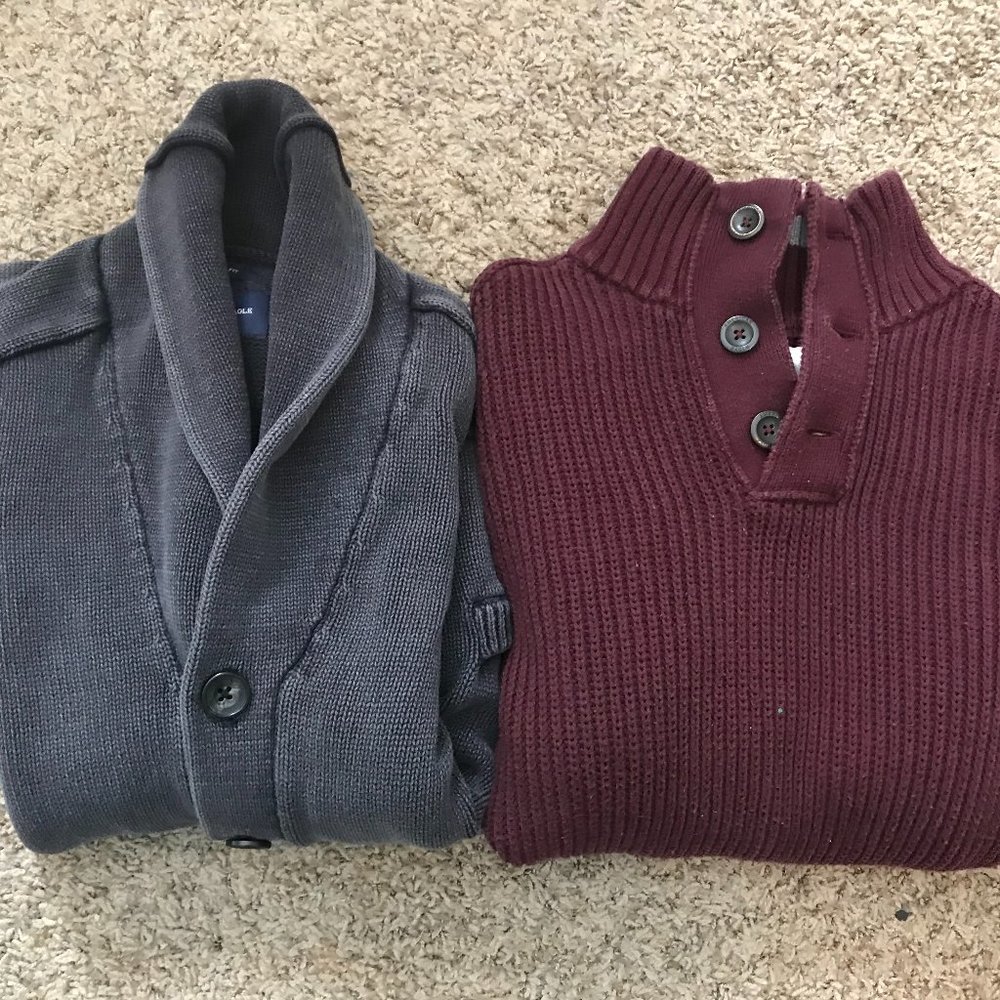 LOT OF 2 AEO MENS SWEATERS XS & SM